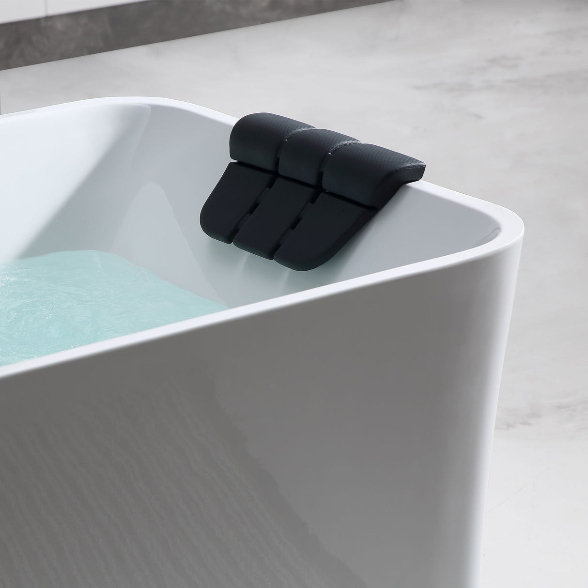 Empava 67 Freestanding Whirlpool Acrylic Hydromassage Bathtub in Rectangular Double-Ended Design - Scene 4